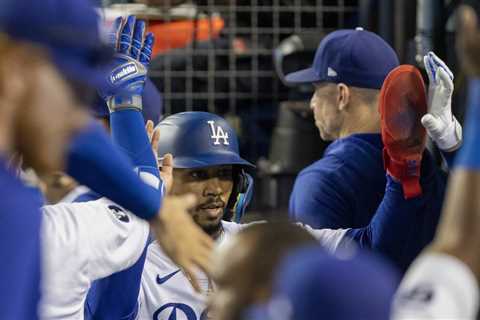 With no one home, Mookie Betts scores go-ahead run in Dodgers' win over Marlins