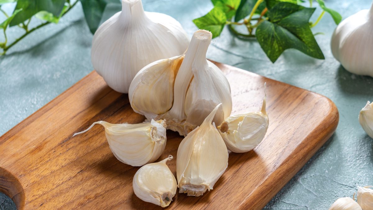 Anti-Aging and 4 Other Health Benefits of Garlic