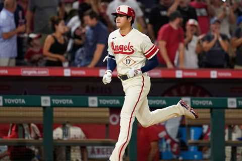 Ohtani: 1st with 30 HR and 10 wins in 1 season