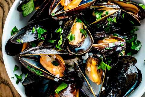 Simple Steamed Mussels with Garlic