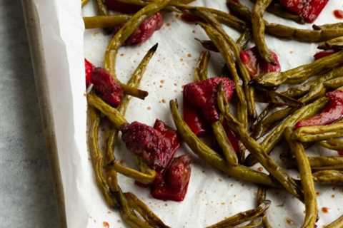 Balsamic Roasted Green Beans and Strawberries
