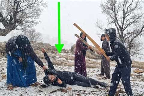 The husband was pushed by the second wife and beaten in the snow by the first wife